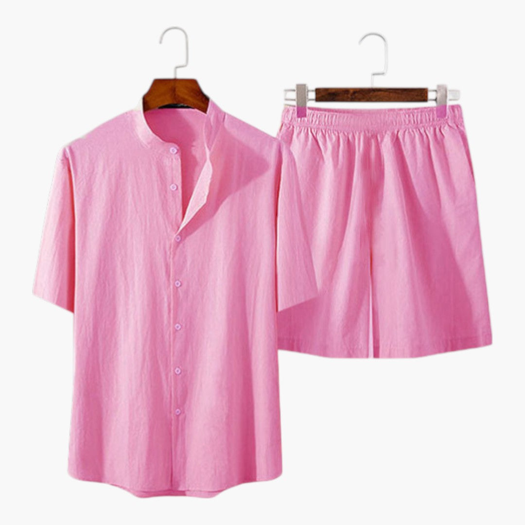 Trendigt herrmode: matchande skjorta & shorts i aprikos. Ett bekvämt och stilrent set för sommarens alla tillfällen.