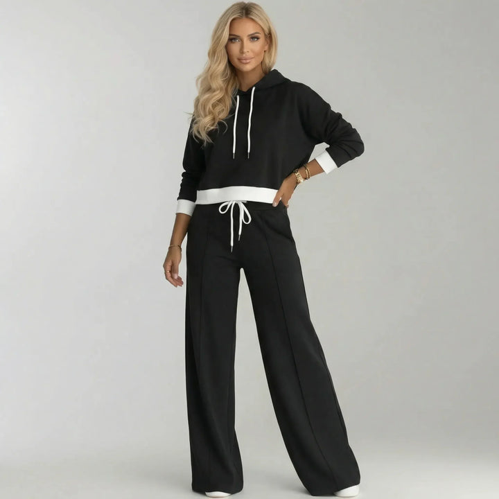 Stilfullt tvådelat loungewear set för damer. Inkluderar mjuk hoodie & bekväma vida byxor. Perfekt för vardagen.