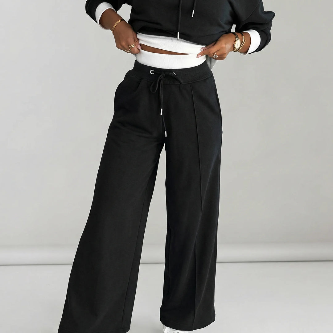 Mjukt och skönt loungewear set för kvinnor. Tvådelad vardagsoutfit med hoodie och vida byxor för maximal komfort.