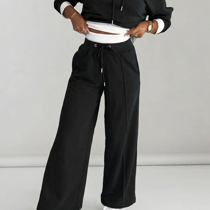 Mjukt och skönt loungewear set för kvinnor. Tvådelad vardagsoutfit med hoodie och vida byxor för maximal komfort.