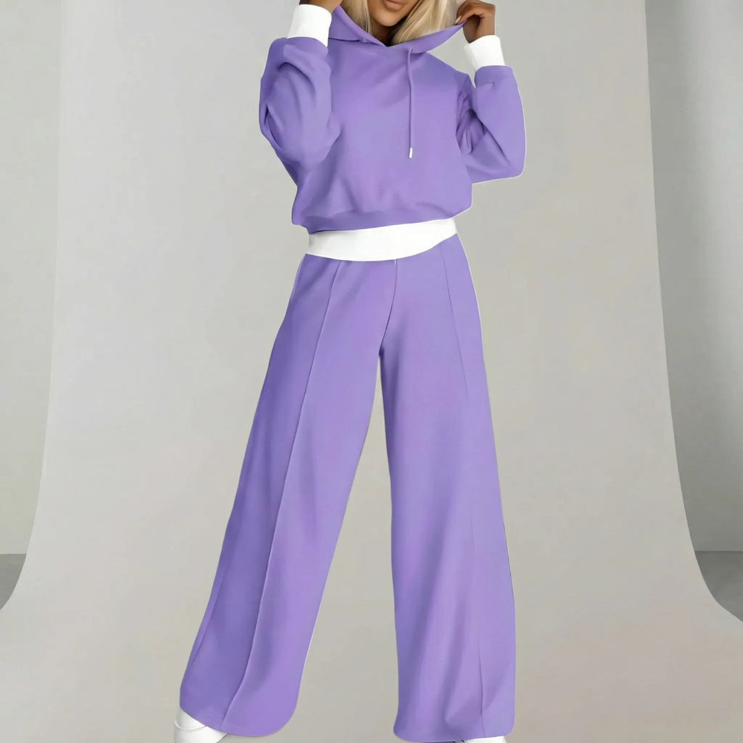 Elegant och bekvämt dam set för avkoppling. Innehåller stilfull hoodie och vida byxor, perfekt för hemmabruk.