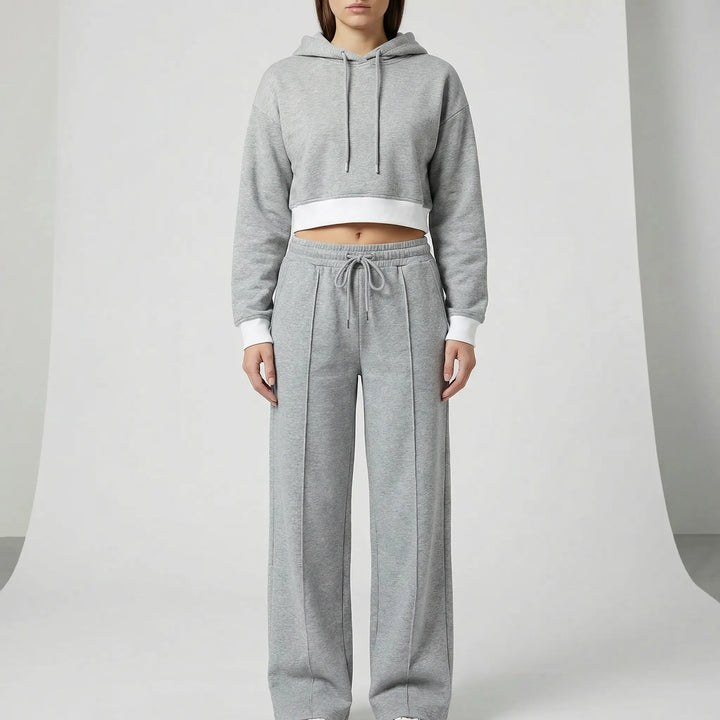 Dam loungewear set i casual stil "Savannah". Bekväm hoodie & vida byxor. Perfekt för en avslappnad look.