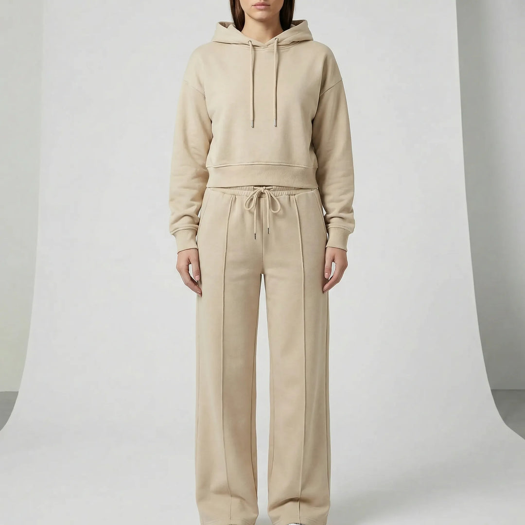 Damernas bekväma loungewear outfit med matchande hoodie & vida byxor. Perfekt för casual dagar och avkoppling.