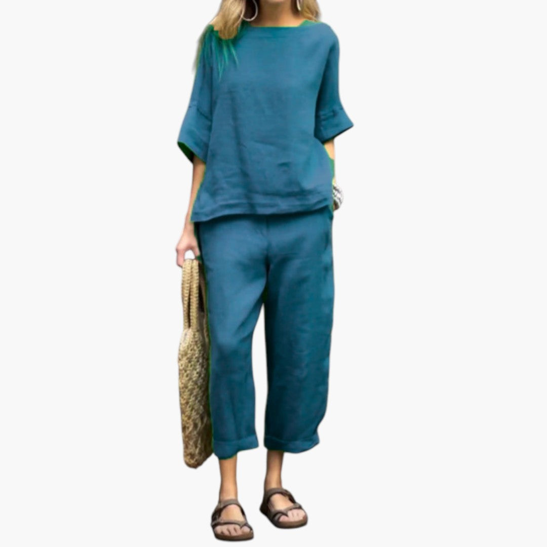 Elegant tvådelat damset med avslappnad topp och bekväma byxor för en strukturerad, enkel stil.