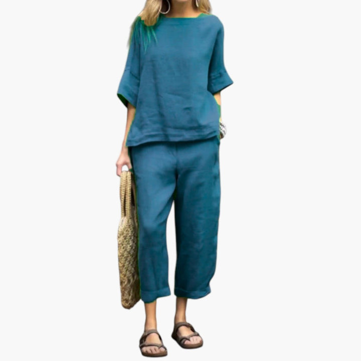 Elegant tvådelat damset med avslappnad topp och bekväma byxor för en strukturerad, enkel stil.