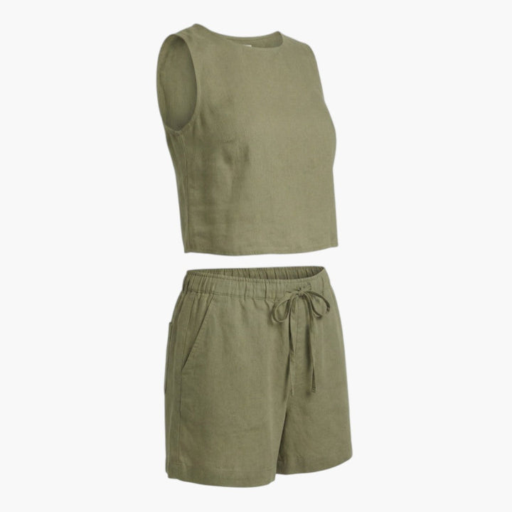 Vardagsset för dam: lediga shorts och ärmlös topp. Ett bekvämt och stilrent damset för sommardagar.