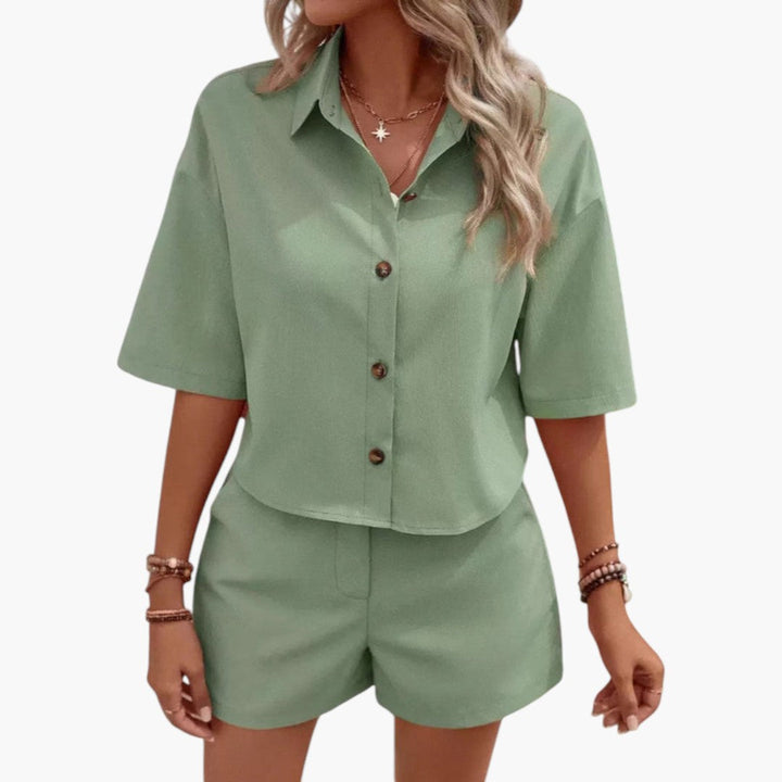 Stilrent tvådelat damset, skjorta och shorts, idealiskt för ledig sommarstil och resor.