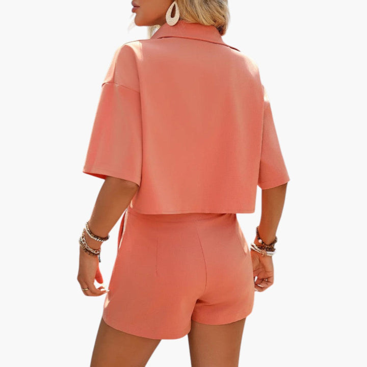 Trendigt damset med matchande skjorta & shorts, en komplett sommar-outfit för dammode.