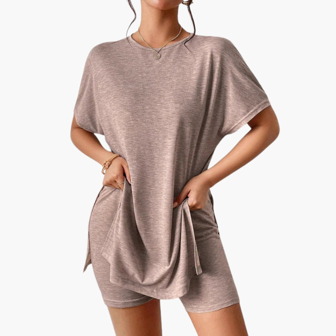 Tvådelat set för kvinnor: lös t-shirt och shorts. Utmärkta bekväma kläder för avkoppling.