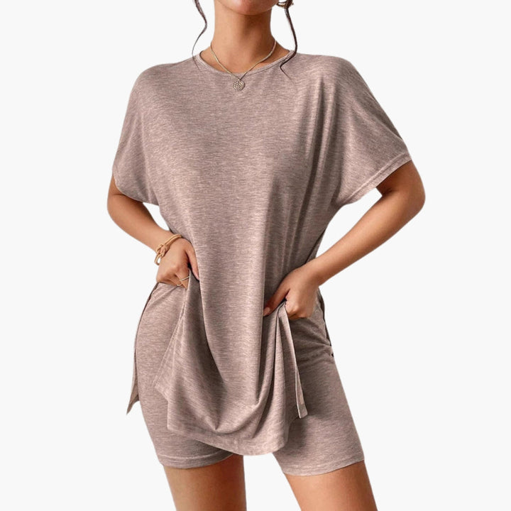 Tvådelat set för kvinnor: lös t-shirt och shorts. Utmärkta bekväma kläder för avkoppling.