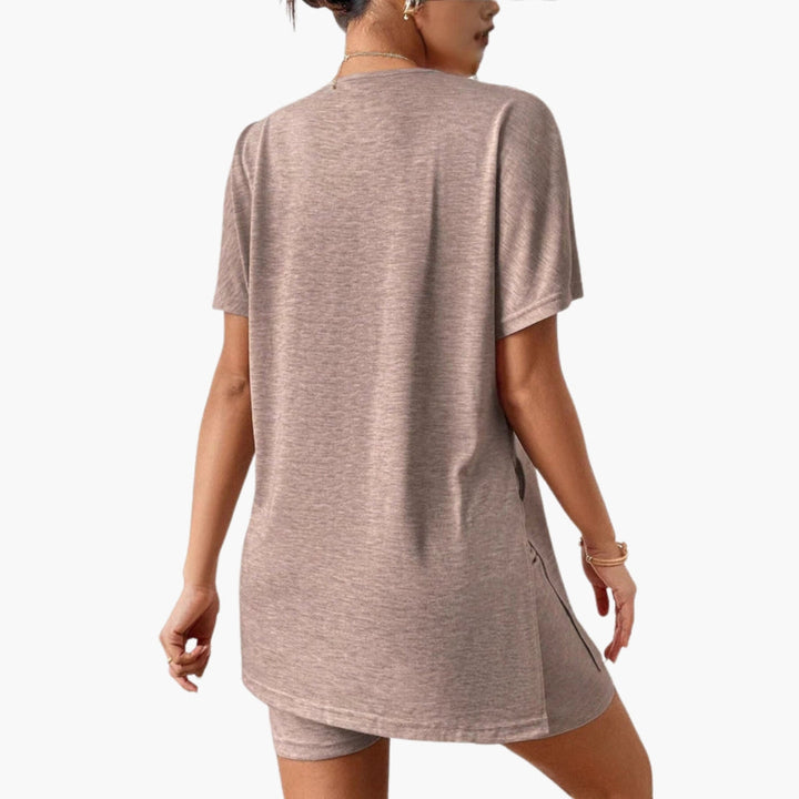 Damkläder: T-shirt och shortsset för avkopplande stunder. Sköna sommarkläder för hemmet.