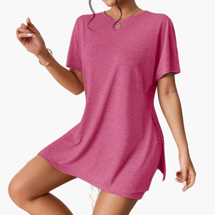 Avkopplande damset: kortärmad t-shirt och shorts. Bekväma fritidskläder för alla tillfällen.