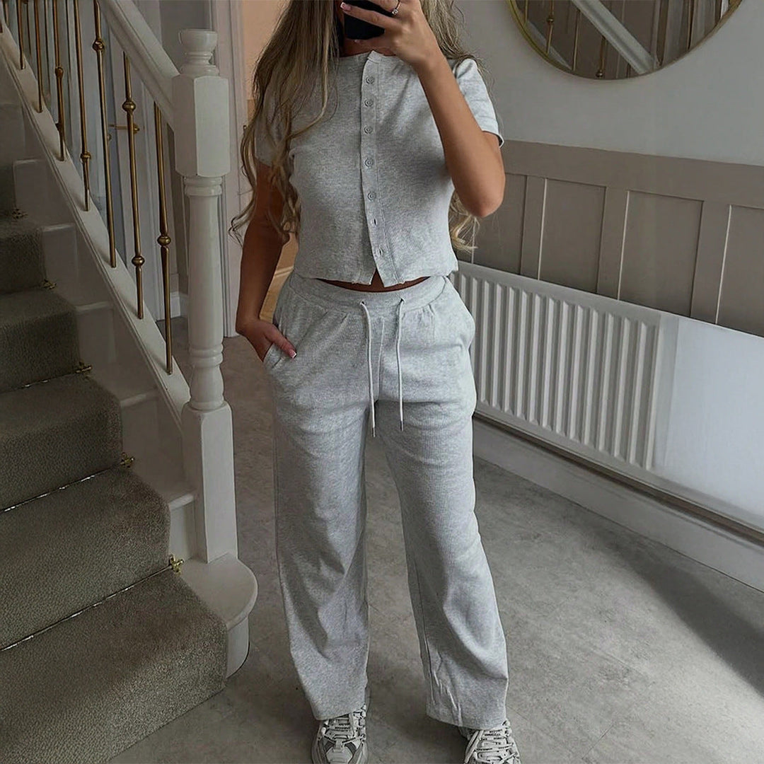 Damkläder: luftigt tvådelat set. Kortärmad topp och lösa byxor för en sval och bekväm sommarlook.