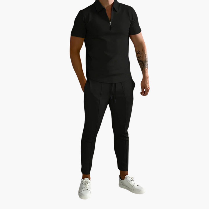 Bekvämt tvådelat set för män med pikétröja och smala joggerbyxor i casual stil, perfekt för fritid.