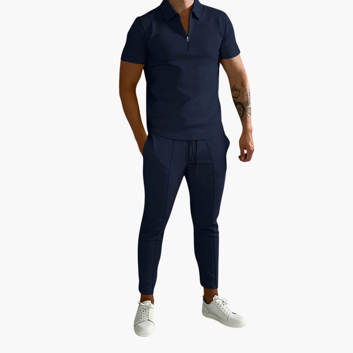 Smala joggerbyxor för män från ett tvådelat fritidsset, designade för komfort och modern streetwear-stil.