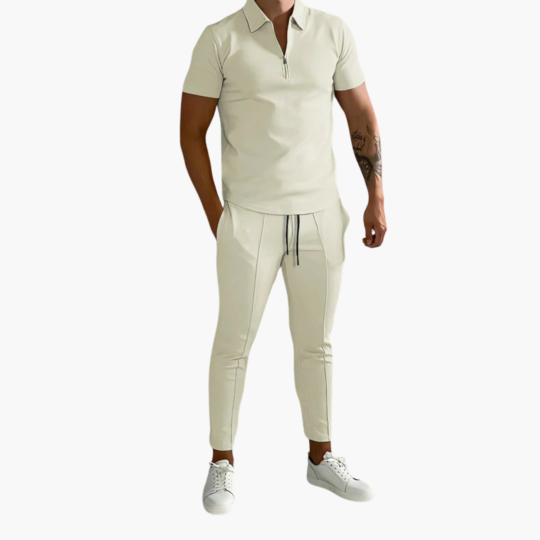 Man bär ett sportigt och bekvämt tvådelat set med piké och smala joggerbyxor, perfekt för vardag.