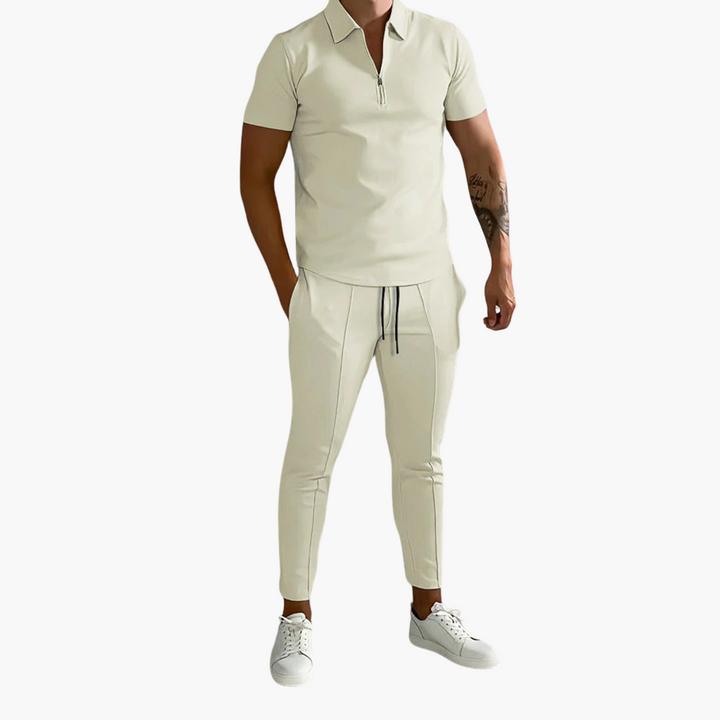 Man bär ett sportigt och bekvämt tvådelat set med piké och smala joggerbyxor, perfekt för vardag.