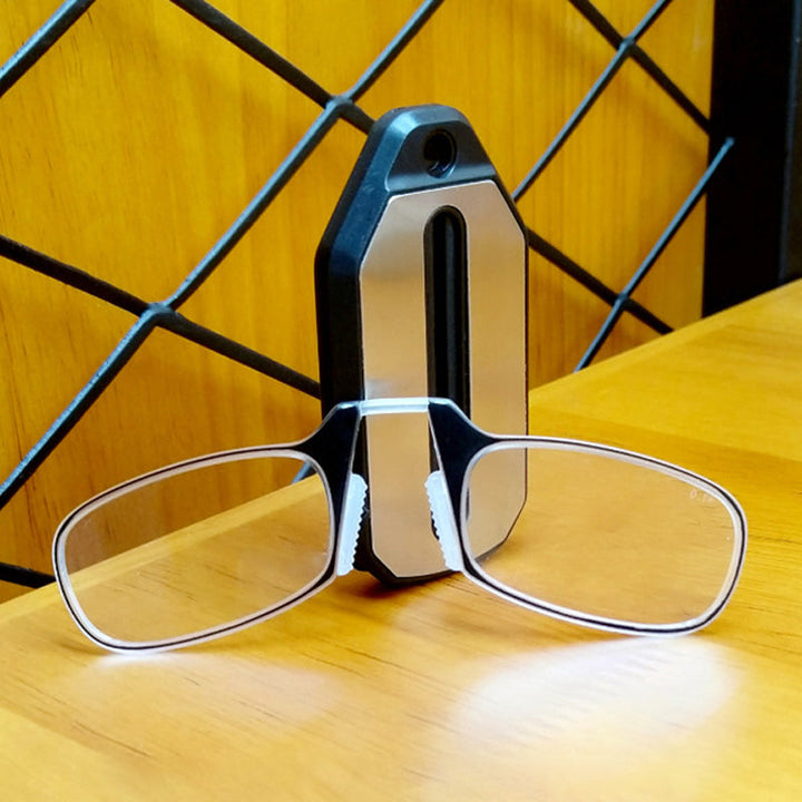 Benlösa näsklämma läsglasögon i minimalistisk design med svart och vit färg, lätt och bekväm med silikon nässkydd.