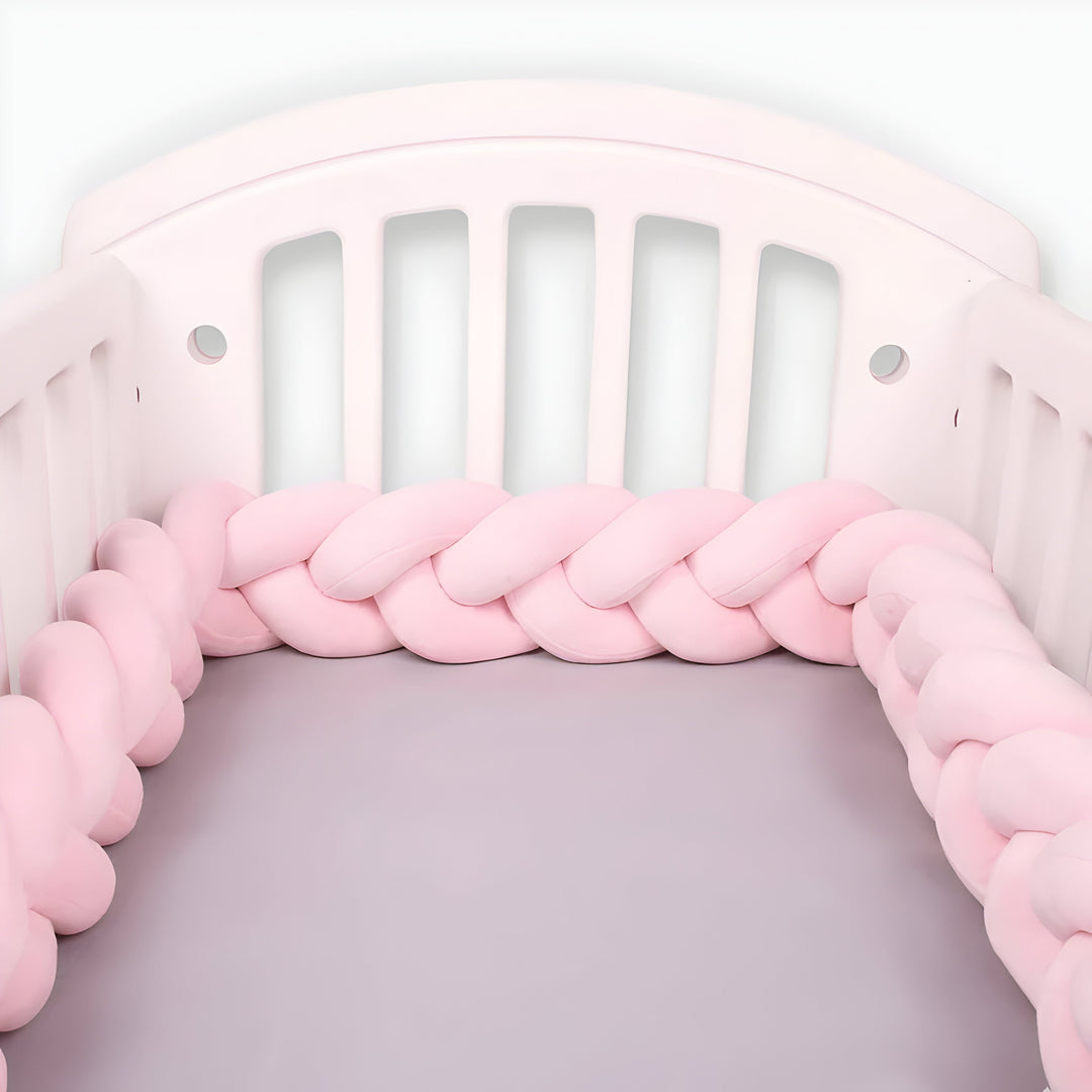 Flätad dekorativ kudde i mysig design för soffa och inredning