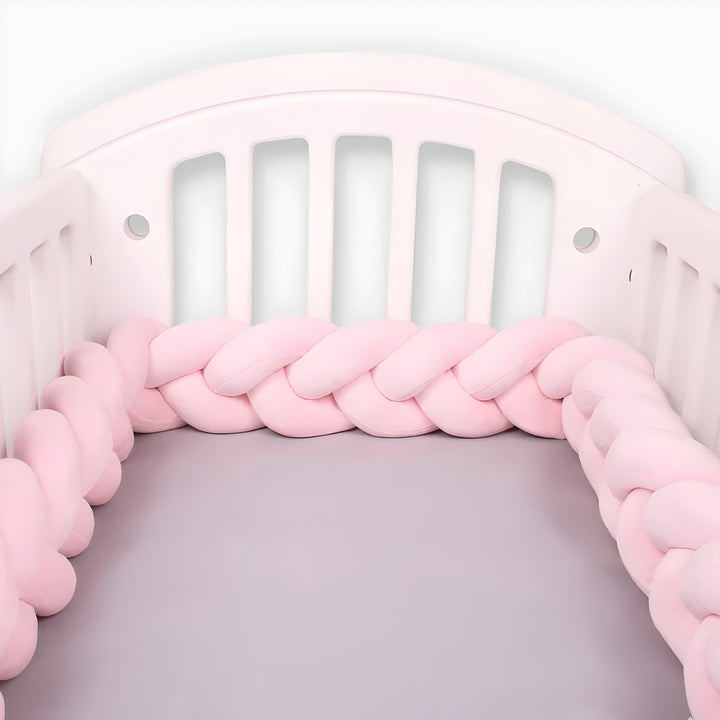 Flätad dekorativ kudde i mysig design för soffa och inredning
