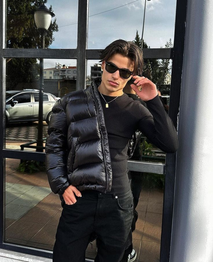 Stilren herrvinterjacka i streetwear-stil med praktiska fickor och huva
