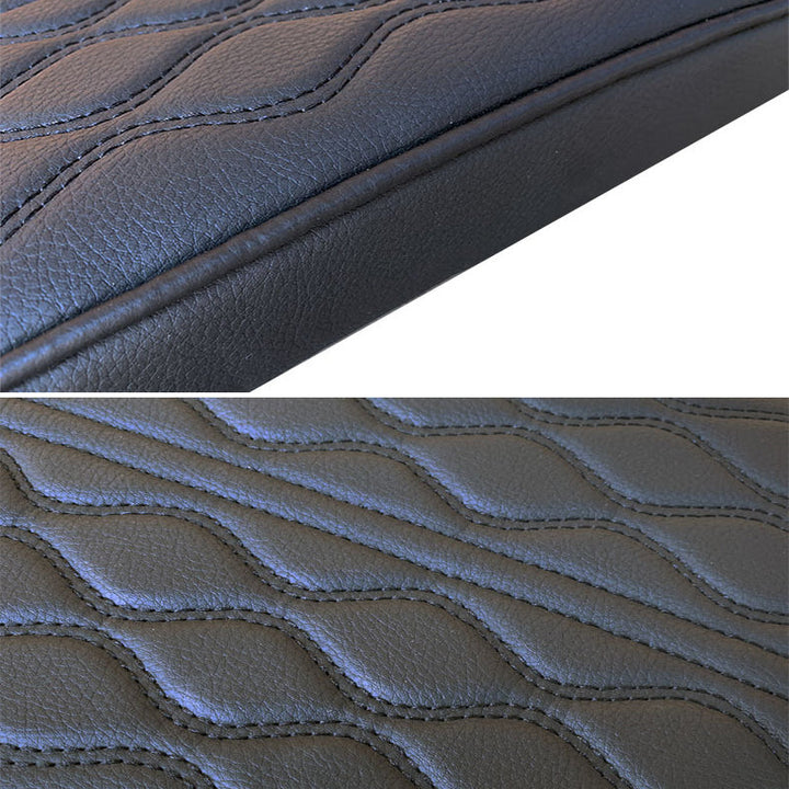 Bilens armstödslåda i memory foam i elegant svart mikrofiberläder, stilrent designad för komfort och skydd mot smuts och slitning