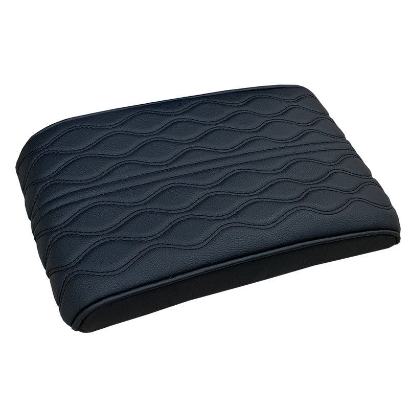 Bilens armstödslåda i memory foam i elegant svart mikrofiberläder, stilrent designad för komfort och skydd mot smuts och slitning