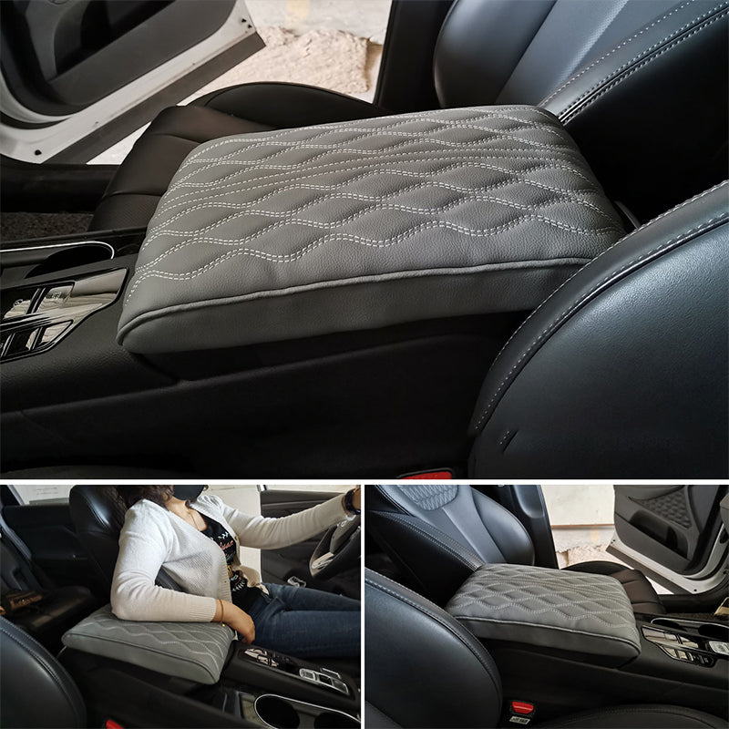 Bilens armstödslåda i memory foam i elegant svart mikrofiberläder, stilrent designad för komfort och skydd mot smuts och slitning
