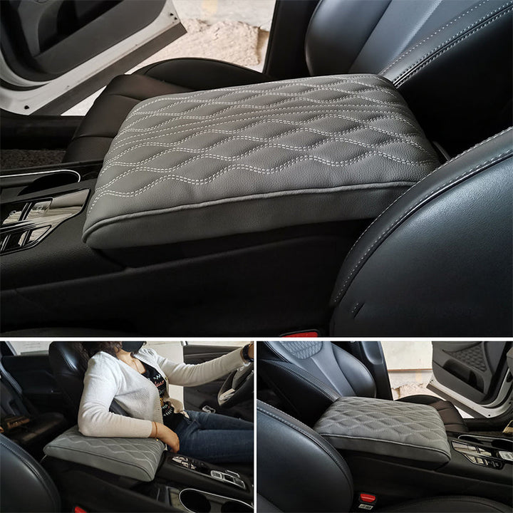 Bilens armstödslåda i memory foam i elegant svart mikrofiberläder, stilrent designad för komfort och skydd mot smuts och slitning