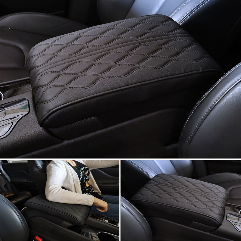 Bilens armstödslåda i memory foam i elegant svart mikrofiberläder, stilrent designad för komfort och skydd mot smuts och slitning
