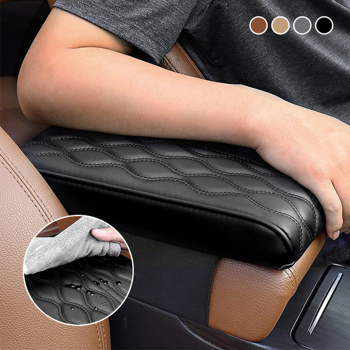 Bilens armstödslåda i memory foam i elegant svart mikrofiberläder, stilrent designad för komfort och skydd mot smuts och slitning
