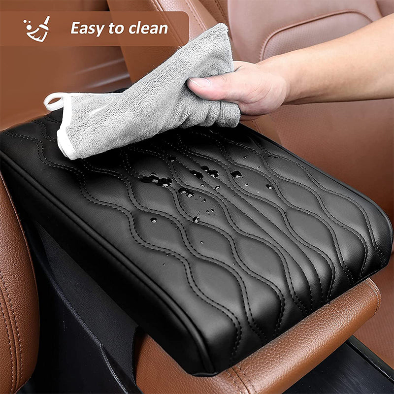 Bilens armstödslåda i memory foam i elegant svart mikrofiberläder, stilrent designad för komfort och skydd mot smuts och slitning