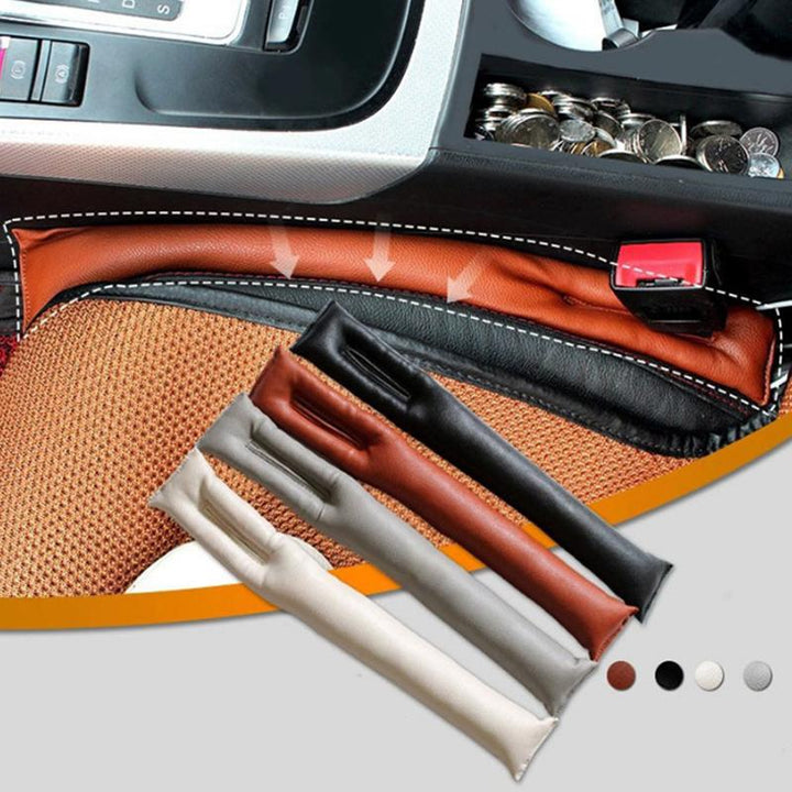 "Bilsäten mellanrumpluggar i svart PU-läder, elegant tätt designad, passar mellan bilsäte och konsol för säker förvaring."
