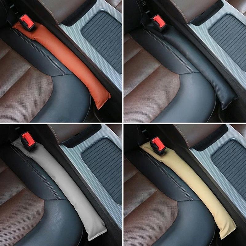 "Bilsäten mellanrumpluggar i svart PU-läder, elegant tätt designad, passar mellan bilsäte och konsol för säker förvaring."