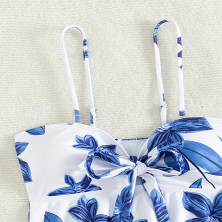 Dambadkläder: Blå blommigt tankini med stretch och högskurna underdelar. Idealisk för simning och strandliv.