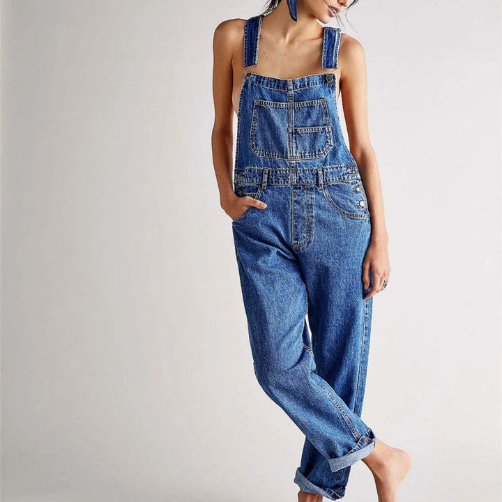 Blå dam jeansoverall i denim för tidlös vardagsstil. Bekväm jumpsuit med avslappnad passform.