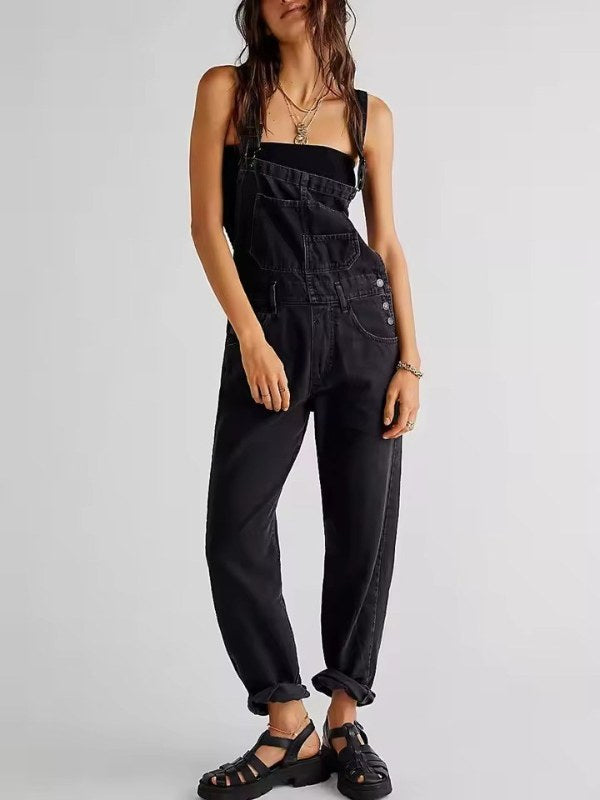 Stilren blå denim damoverall med praktiska fickor och justerbara axelband för sommar.