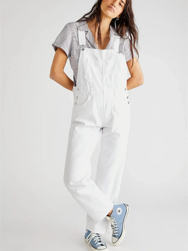 Mångsidig dam jeansoverall i blå denim. En bekväm och stilren jumpsuit för alla tillfällen.