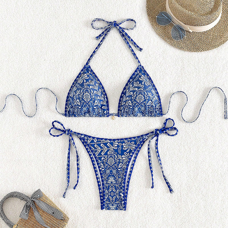 Blå dam triangelbikini med vackert blommönster och justerbara knytband, perfekt för sommarstrand.