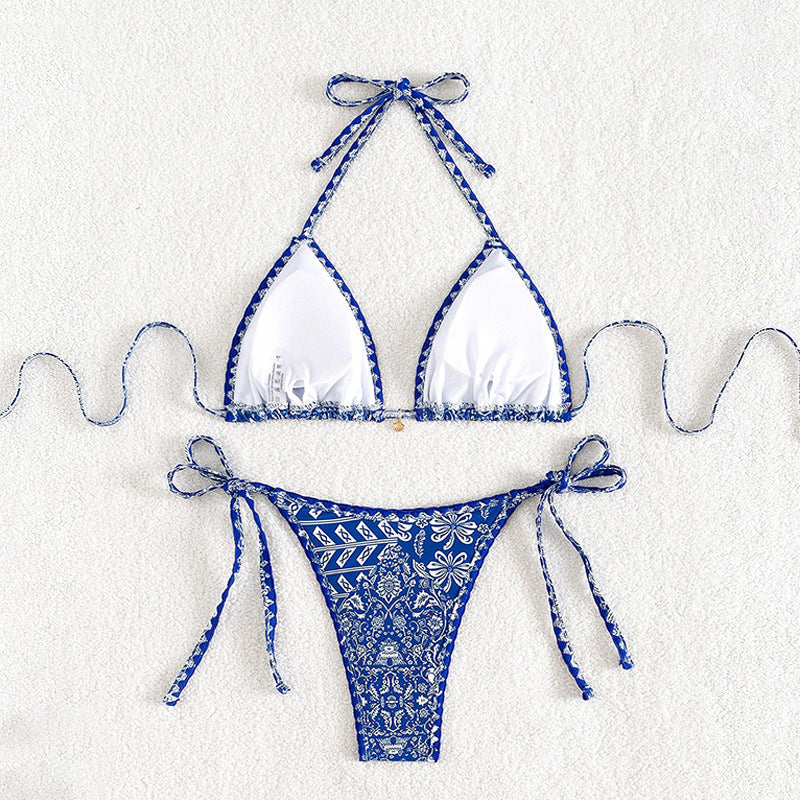 Trendig dambikini med blommönster, justerbara snören. Idealisk badkläder för sommar och strandmode.