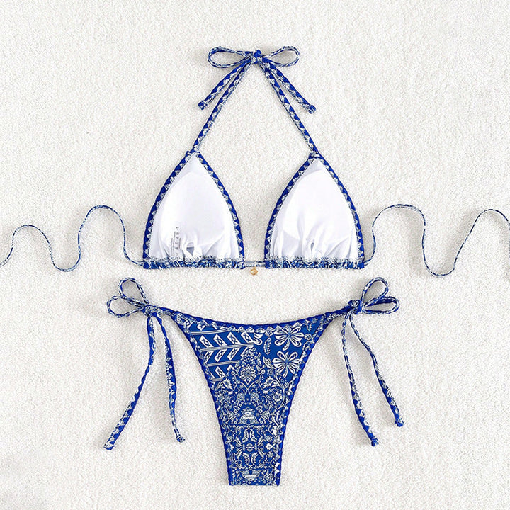 Trendig dambikini med blommönster, justerbara snören. Idealisk badkläder för sommar och strandmode.