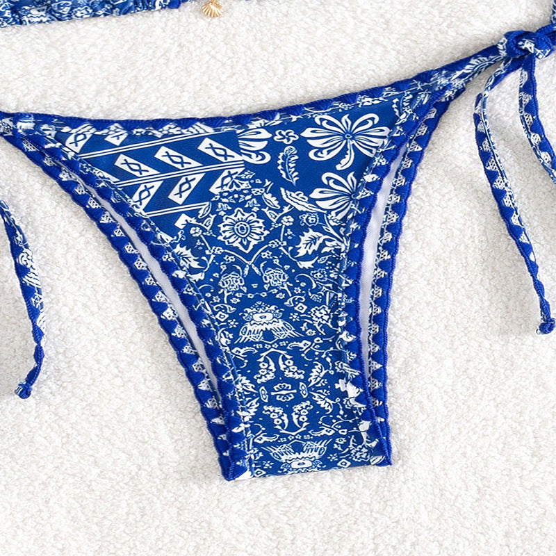 Elegant blå triangelbikini dam, blommönstrad med justerbara knytband för optimal passform vid stranden.