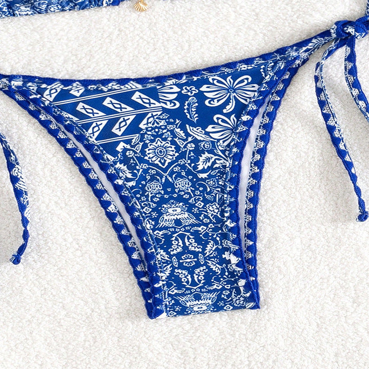 Elegant blå triangelbikini dam, blommönstrad med justerbara knytband för optimal passform vid stranden.