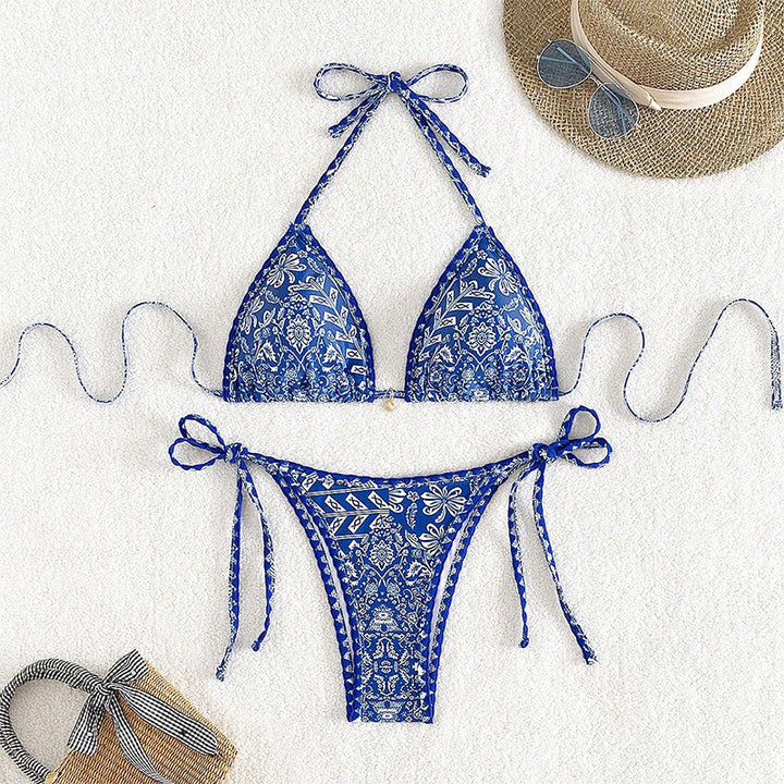Bekväm triangelbikini med blommönster och justerbara knytband. Blå dambikini för sommarens badkläder.