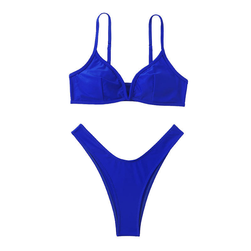 Stilfull blå damtriangelbikini, med justerbar V-ringning och bekväm högskuren trosa, idealisk för badmode.