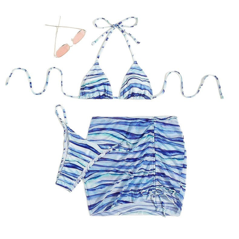 Bekvämt triangel bikini-set i blått med justerbar omslagskjol. Idealiska strandkläder för dam.