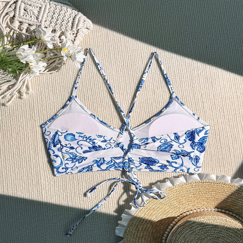 Bekväm dam bikini topp i triangelmodell med vackert blommönster. Sommar badkläder för strand & pool.