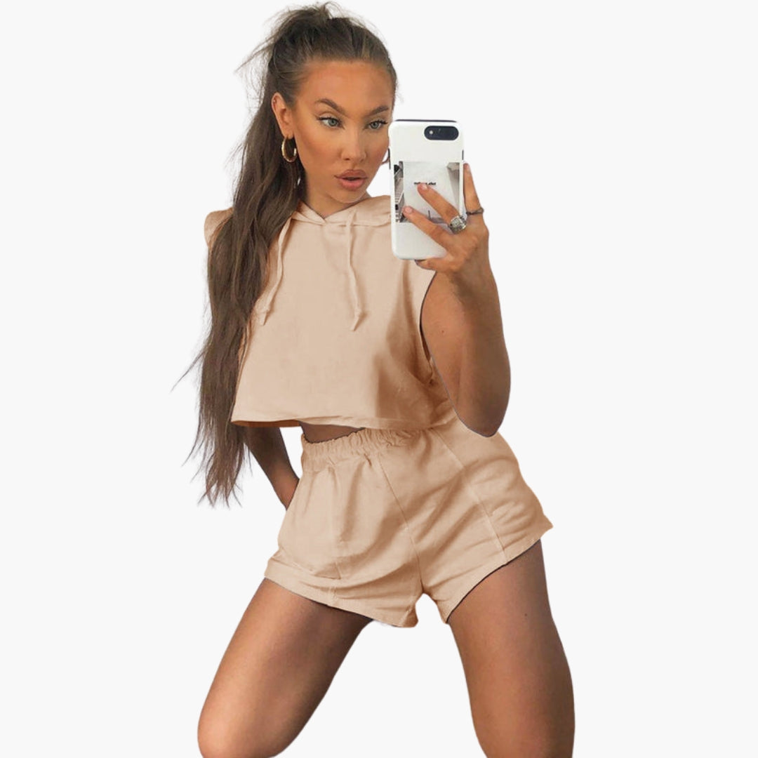 Blå hoodie och shorts damset. Bekväm sommarstil, trendig fritidslook för kvinnor.