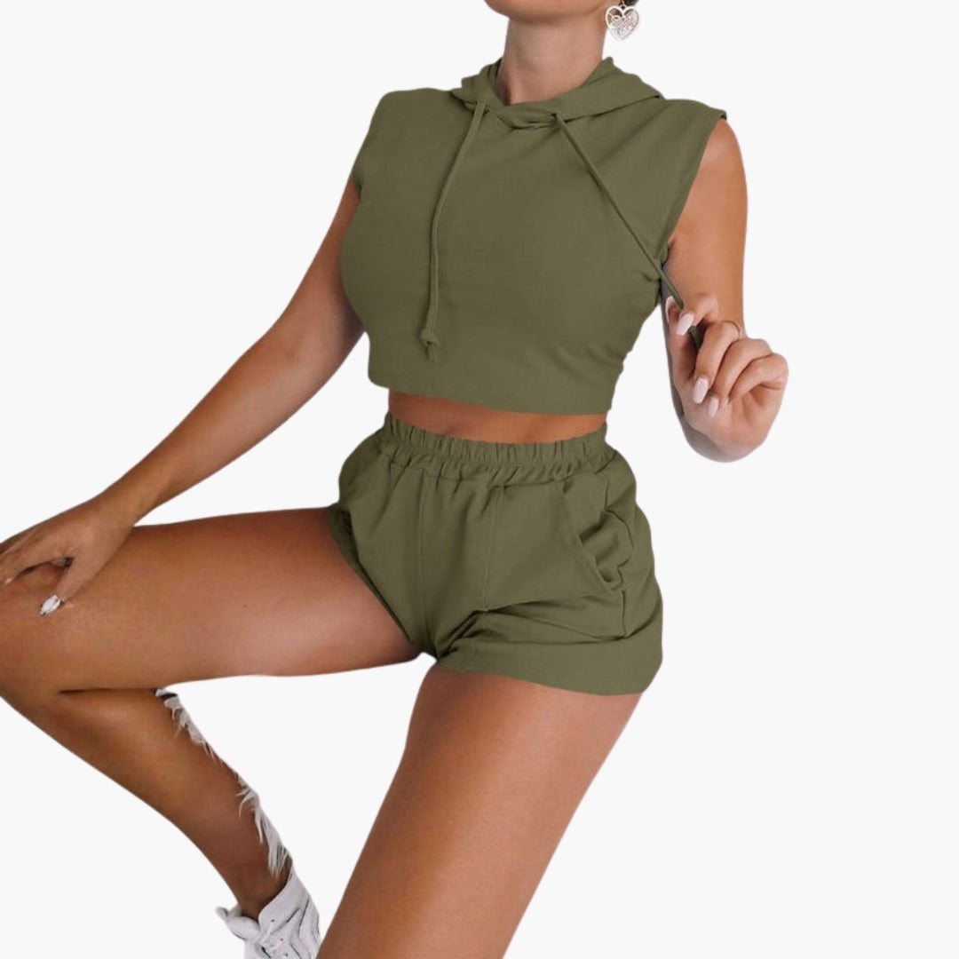 Mjukt damset med hoodie och shorts för en avslappnad sommarlook. Bekvämt för alla tillfällen.