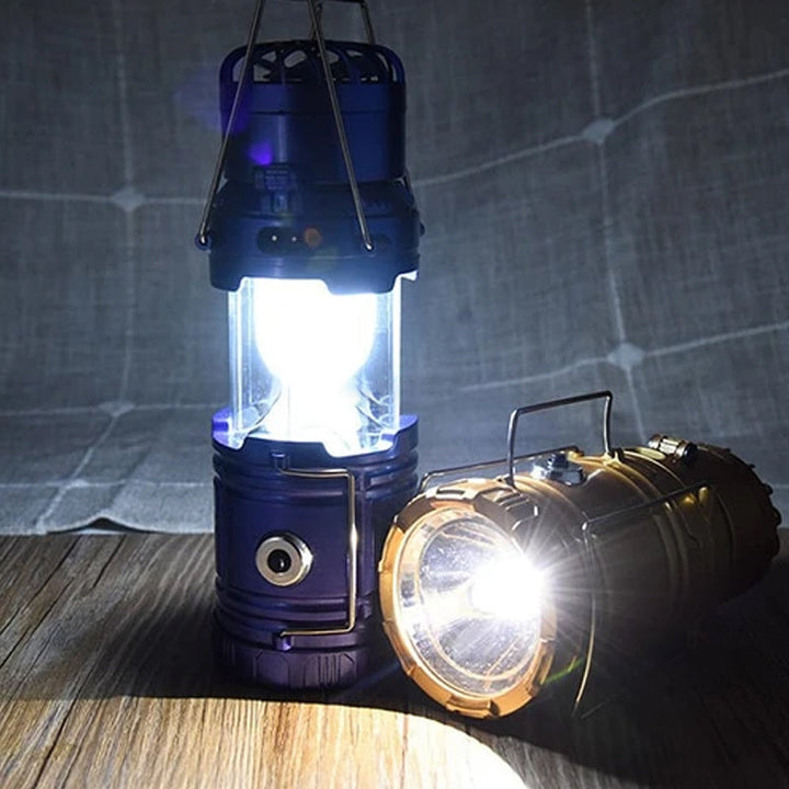 "Blå campinglykta med solurladdning och fläkt, kompakt design för utomhusbruk, högt placerad LED-belysning."